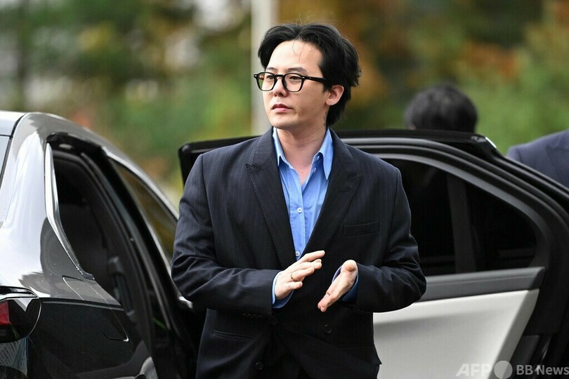 韓国・仁川で、取り調べのために警察に出頭するBIGBANG（ビッグバン）のG-DRAGONさん（2023年11月6日撮影）。(c)Jung Yeon-je / AFP