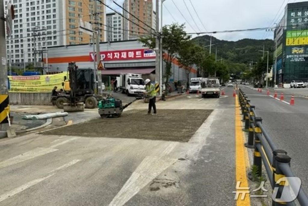 韓国・都心で幅4mの道路陥没…排水管漏水による地盤沈下か 写真枚 国際ニュース：AFPBB News