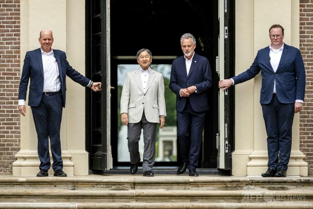 天皇陛下、オランダ公式訪問中にヘット・ロー宮殿を見学　笑顔で写真撮影に応じる