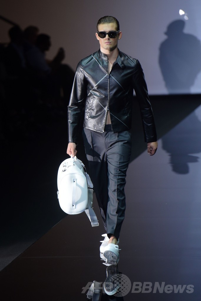 モノトーンのクリーンなスタイル、「エンポリオ アルマーニ」15年春夏メンズ