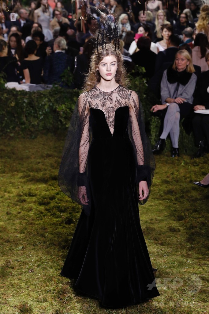 キウリによる初の「ディオール」オートクチュール、ファッション界から称賛