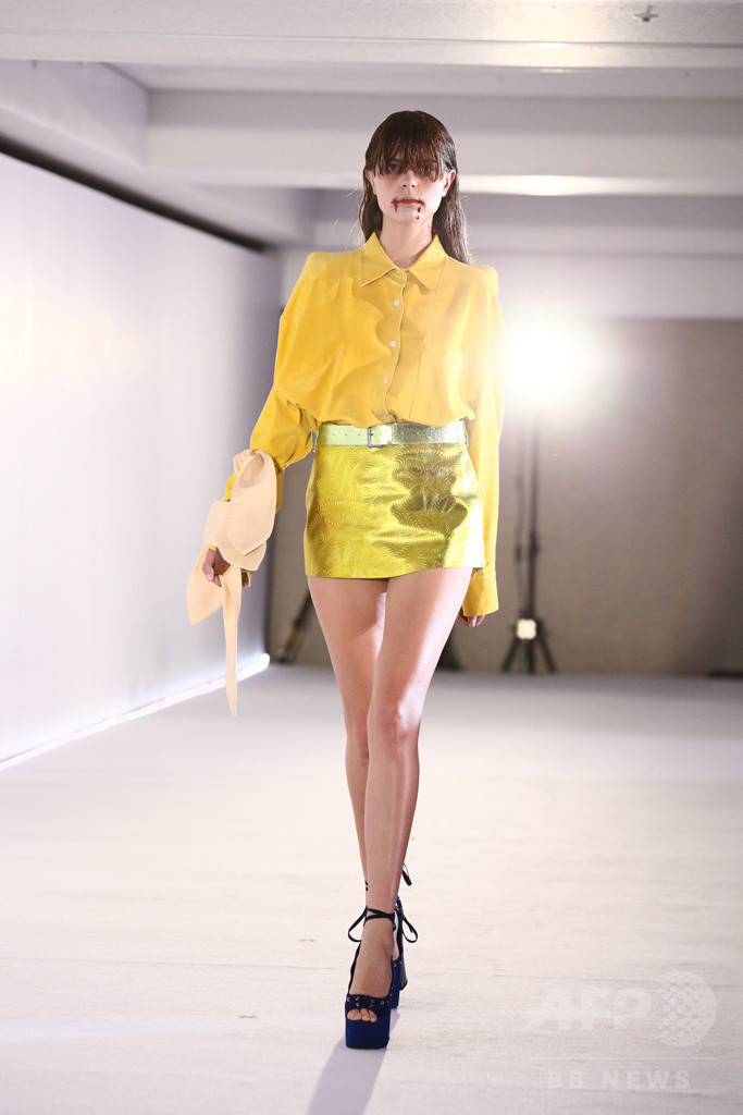 「ミキオサカベ」、レザーを使ったスペシャルファッションショー