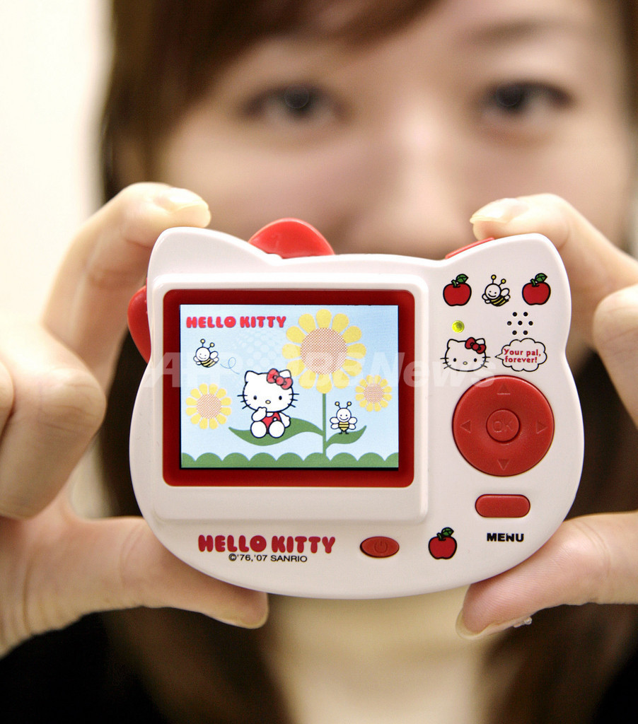 サンリオが「ハローキティ」の顔型デジカメを発売 写真2枚 
