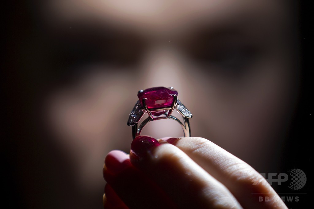 最高品質のルビーの指輪、36億円超で落札 史上最高額 写真8枚 