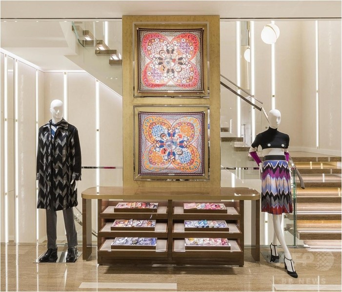 「サルヴァトーレ フェラガモ」銀座本店リニューアル、ローラが祝福
