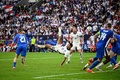 サッカー欧州選手権、決勝トーナメント1回戦、イングランド対スロバキア。オーバーヘッドシュートを決めるイングランドのジュード・ベリンガム（中央、2024年6月30日撮影）。(c)INA FASSBENDER / AFP