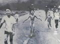 ベトナム戦争で、米軍のナパーム弾攻撃を受け負傷した少女の写真。ベトナム・ホーチミン市の博物館で（2005年4月29日撮影）。(c)AFP/HOANG DINH NAM