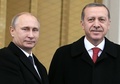 トルコ・アンカラ（Ankara）の大統領宮殿の入り口で握手するウラジーミル・プーチン（Vladimir Putin）ロシア大統領（左）とレジェプ・タイップ・エルドアン（Recep Tayyip Erdogan）トルコ大統領（2014年12月1日撮影）。(c)AFP/ADEM ALTAN