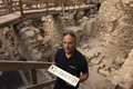 中東エルサレムの「ダビデの町」から出土した象牙製の装飾板を見せるイスラエル考古学庁職員（2022年9月5日撮影）。(c)MENAHEM KAHANA / AFP