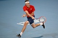 テニス、男女混合国別対抗戦「ユナイテッドカップ」決勝、米国対イタリア。リターンを打つ米国のテイラー・フリッツ（2023年1月8日撮影）。(c)Saeed KHAN / AFP