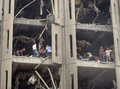 車両を使った自爆攻撃を受けた、イラクの首都バグダッド（Baghdad）中心部の法務省庁舎（2009年10月25日撮影）。(c)AFP/KHALIL AL-MURSHIDI