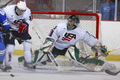 シュートを止める米国ホワイトチームのゴーリーのケント・パターソン（%%Kent Patterson%%）。(c)AFP/Getty Images Phillip MacCallum