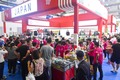 日本製品の展示ブースで見学や買い物を楽しむ来場者（2019年8月24日撮影）。(c)Xinhua News