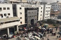 パレスチナ自治区ガザ市のシファ病院の敷地に避難してきた人々（2023年12月10日撮影）。(c)AFP