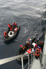 チリ軍提供、南極半島（Antarctic Peninsula）のWilhelmina湾で座礁したクルーズ船「ウシュアイア（Ushuaia）」号から救助される乗客と乗員（2008年12月5日撮影）。(c)AFP
