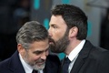 英国アカデミー賞（British Academy Film Awards）授賞式に出席した俳優／監督ベン・アフレック（Ben Affleck）とジョージ・クルーニー（George Clooney、2013年2月10日撮影）。(c)AFP/ANDREW COWIE