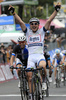 第96回ジロ・デ・イタリア（2013 Giro d&apos;Italia）、第5ステージ（コゼンツァからマテーラ、203キロメートル）。ステージ優勝を飾り、歓喜するアルゴス・シマノ（Argos-Shimano）のヨーン・デーゲンコルプ（John Degenkolb、2013年5月8日撮影）。(c)AFP/LUK BENIES