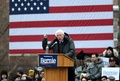 米ニューヨークのブルックリン地区で行った2020年大統領選の選挙集会で演説するバーニー・サンダース上院議員（2019年3月2日撮影）。(c)Johannes EISELE / AFP