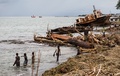 洪水で流されたがれきがたまったソロモン諸島の首都ホニアラ（Honiara）近くの海岸（2014年4月5日撮影）。(c)AFP/WORLD VISION/RACHEL SKEATES
