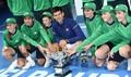 全豪オープンテニス、男子シングルス決勝。ボールボーイ、ボールガールとカメラに向けポーズを取るノバク・ジョコビッチ（2016年1月31日撮影）。(c)AFP/WILLIAM WEST