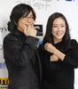 大ヒットした韓国ドラマ｢冬のソナタ（Winter Sonata）｣のアニメ版が放送されることを記念して、ドラマで共演した俳優のぺ・ヨンジュン（Bae Yoon-joon）さんとチェ・ジウ（Choi Ji-woo）さんが来日し、29日に都内で記者会見した（2009年9月29日撮影）。(c)AFP/Yoshikazu TSUNO