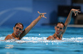 第15回世界水泳選手権（15th FINA World Championships）は21日、スペイン・バルセロナ（Barcelona）でシンクロナイズドスイミングのデュエット・テクニカルルーティン（TR）が行われ、ロシアのスベトラナ・ロマシナ（Svetlana Romashina）／スベトラナ・コレスニチェンコ（Svetlana Kolesnichenko）組が優勝した。

デュエットTR決勝の演技に臨むスペインのマルガリータ・クレスピ・ハウメ（Margalida Crespi Jaume）／オナ・カルボネール・バレステロ（Ona Carbonell Ballestero）組（2013年7月21日撮影）。(c)AFP/JAVIER SORIANO