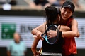 全仏オープンテニス、女子ダブルス決勝。優勝を喜ぶ謝淑薇（手前）/王欣瑜組（2023年6月11日撮影）。(c)JULIEN DE ROSA / AFP