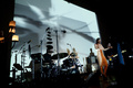 米・カリフォルニア（California）州のハリウッド・フォーエバー墓地（Hollywood Forever Cemetery）で歌手クリスタ・ベル（Chrysta Bell）がパフォーマンスを披露した（2013年5月12日撮影）。(c)AFP/Getty Images/Kevin Winter