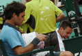 全仏オープンテニス2009（%%French Open 2009%%）男子シングルス決勝。大会第2シードのロジャー・フェデラー（%%Roger Federer%%、スイス）は、大会第23シードのロビン・ソデルリング（%%Robin Soderling%%、スウェーデン）と対戦。フェデラーは6-1、7-6、6-4で全仏初優勝を果たし、ピート・サンプラス（%%Pete Sampras%%、米国）氏の持つグランドスラム最多優勝記録（14勝）に並ぶと同時に、史上6人目の生涯グランドスラム（4大大会全制覇）を達成した。写真はベンチに座るロジャー・フェデラー（左）とロビン・ソデルリング（右）。（2009年6月7日撮影）(c)AFP/LIONEL BONAVENTURE
