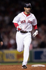 写真は、3回に第2号のソロ本塁打を放ちベースを回るレッドソックスのマイク・ローウェル（%%Mike Lowell%%）。(c)AFP/Getty Images Elsa