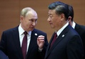 ウズベキスタン・サマルカンドで開催された上海協力機構（SCO）首脳会議で、中国の習近平国家主席（右）と会話するロシアのウラジーミル・プーチン大統領（2022年9月16日撮影）。(c)Sergei BOBYLYOV / SPUTNIK / AFP