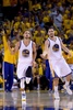 14-15NBAプレーオフ1回戦（7回戦制）、ゴールデンステイト・ウォリアーズ対ニューオーリンズ・ペリカンズ。試合に臨むゴールデンステイト・ウォリアーズのステフェン・カリー（左）とクレイ・トンプソン（2015年4月20日撮影）。(c)AFP/Getty Images/Thearon W. Henderson