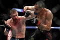 総合格闘技大会「UFC249」、ライト級暫定王者決定戦。トニー・ファーガソン（右）にパンチを打ち込むジャスティン・ゲイジー（2020年5月9日撮影）。(c) Douglas P. DeFelice/Getty Images/AFP