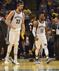 14-15NBAプレーオフ1回戦（7回戦制）、メンフィス・グリズリーズ対ポートランド・トレイルブレイザーズ。試合に出場したメンフィス・グリズリーズのマルク・ガソルとマイク・コンリー（2015年4月22日撮影）。(c)AFP/Getty Images/Frederick Breedon