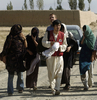 2007年8月29日、アフガニスタンのガズニ州（Ghazni）で、イスラム原理主義勢力タリバン（Taliban）による拘束から第2陣として解放された韓国人人質5人。(c)AFP/ SHAH MARAI