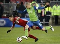 米メジャーリーグサッカーの王者を決めるMLSカップ、トロントFC対シアトル・サウンダーズ。競り合いでバランスを崩すトロントFCのセバスティアン・ジョビンコ（2016年12月10日撮影）。(c)AFP/Cole Burston