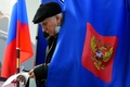 ロシア・サンクトペテルブルクで、下院選と地方議会選の投票をする男性（2021年9月19日撮影）。(c)Olga MALTSEVA / AFP