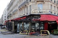 仏パリのシャンゼリゼ通りで行われた「ジレ・ジョーヌ（黄色いベスト）」運動のデモで一部が砲火され略奪被害を受けた老舗カフェ「フーケ」（2019年3月16日撮影）。(c)Thomas SAMSON / AFP
