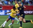 女子サッカーW杯カナダ大会・決勝トーナメント1回戦、ブラジル対オーストラリア。オーストラリアのミシェル・ヘイマン（右）とボールを競るブラジルのファビアナ（2015年6月21日撮影）。(c)AFP/FRANCK FIFE
