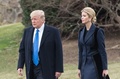 米ホワイトハウスで海兵隊機に乗り込むドナルド・トランプ大統領と娘のイヴァンカさん（2017年2月1日撮影）。(c)AFP/NICHOLAS KAMM