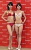 下着メーカー、トリンプ・インターナショナル・ジャパン（Triumph International Japan）のイメージガールに決まった永田レイナ（Reina Nagata）さん（左）と鎌滝えり（Eri Kamataki）さん（2014年10月29日撮影）。(c)AFP/Yoshikazu TSUNO