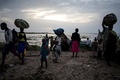 コンゴ民主共和国北東部イトゥリ州にあるアルバート湖畔のチョミアで、襲撃を避けるために一晩湖上で過ごしてから岸に戻ってきた避難民たち（2018年3月5日撮影）。(c)AFP / John Wessels