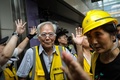 香港・東涌で、デモ隊と警察の間に入る85歳の「ウォンおじいさん」（左、2019年9月7日撮影）。(c)VIVEK PRAKASH / AFP
