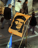 2007年8月28日、ブエノスアイレス（Buenos Aires）に掲げられたエルネスト・チェ・ゲバラ（Ernesto Che Guevara）の旗。(c)AFP/Daniel GARCIA