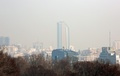 大気汚染によるスモッグに覆われたイランの首都テヘラン北部（2019年12月15日撮影）。(c)STR / AFP