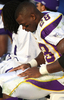 試合中に負傷しベンチで落胆するバイキングスのエイドリアン・ピーターソン（%%Adrian Peterson%%）。(c)AFP/Getty Images Jonathan Daniel