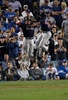 18MLB、ワールドシリーズ（7回戦制）第3戦、ロサンゼルス・ドジャース対ボストン・レッドソックス。8回に本塁打を放ち、チームメートのクリスチャン・バスケス（左）と喜ぶボストン・レッドソックスのジャッキー・ブラッドリー・ジュニア（2018年10月26日撮影）。(c)Kevork Djansezian/Getty Images/AFP