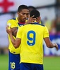 2014年サッカーW杯ブラジル大会（2014 World Cup）南米予選、エクアドル対ウルグアイ。先制点を挙げたジェフェルソン・モンテーロ（Jefferson Montero）を祝福するエクアドルのルイス・アントニオ・バレンシア（Luis Antonio Valencia、2013年10月11日撮影）。(c)AFP/RODRIGO BUENDIA