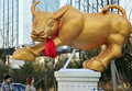 中国・北京（Beijing）で、旧正月を前にオフィスビルの前に設置された金色の牛のオブジェ（2009年1月13日撮影）。(c)AFP/Frederic J. BROWN