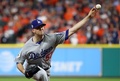 17MLBワールドシリーズ（7回戦制）第4戦、ヒューストン・アストロズ対ロサンゼルス・ドジャース。先発登板するロサンゼルス・ドジャースのアレックス・ウッド（2017年10月28日撮影）。(c)AFP/Getty Images/Ezra Shaw